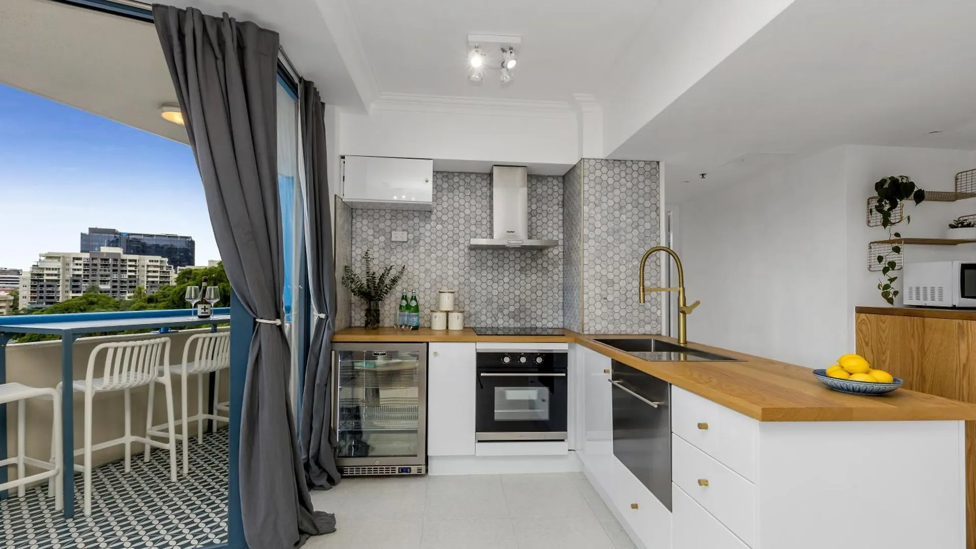 Spacious 2Br- Centre Of Brissy! location